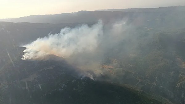 Alevlerle Nefes Kesen Mücadele! Antalya Kaş'ta Orman Yangını